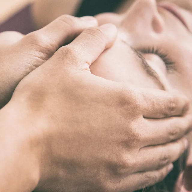 Sanfte Kopfbehandlung als Sinnbild für Osteopathie